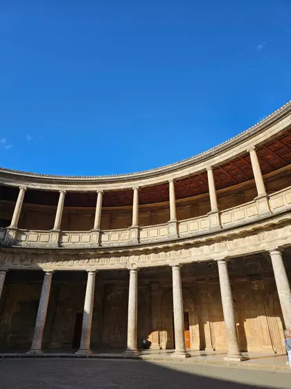Patio circular del Palacio de Carlos V: dos niveles de columnas.
