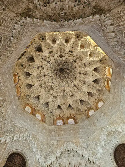 Cúpula de mocárabes: luz y repetición de pequeñas piezas.