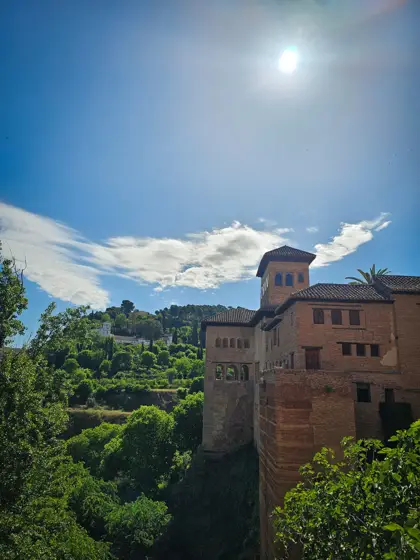 Edificios y vegetación dentro de un paisaje de ladera.