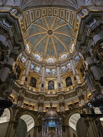 Cúpula decorada: geometría y luz sobre el espacio central.