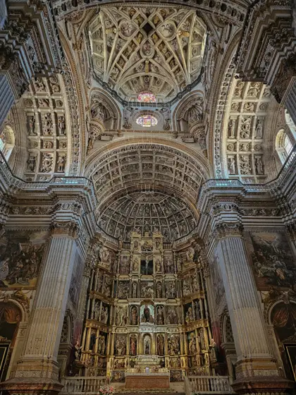 Una nave religiosa marcada por bóvedas y luz lateral.