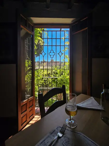 Luz de un ventanal al fondo de una mesa interior.