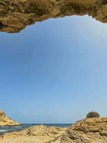 Paisaje rocoso visto desde la sombra de una abertura.