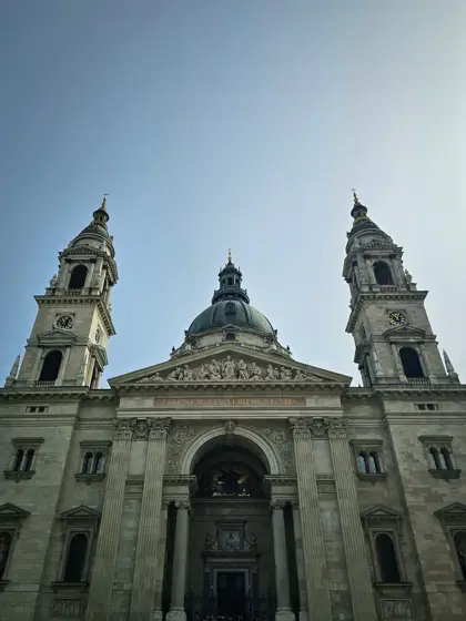 Torres gemelas y acceso de una iglesia.