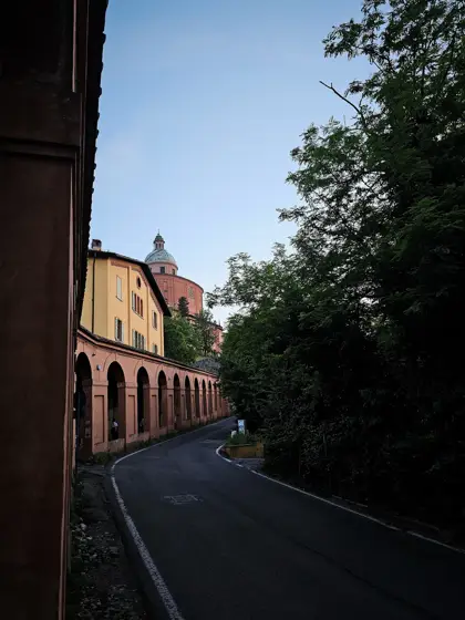 El pórtico como continuidad entre ciudad y paisaje.