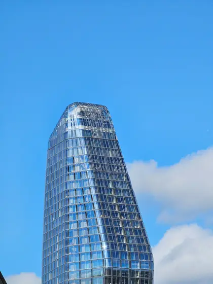 Una torre de vidrio afinándose hacia el cielo.