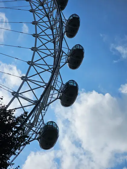 Estructura y cabinas de una rueda panorámica vistas desde abajo.