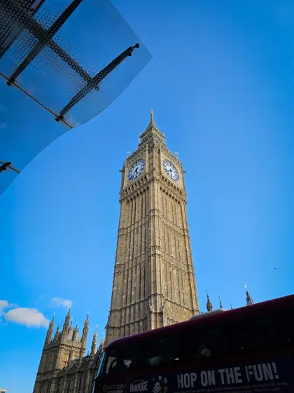 Torre de reloj y puente como referencia del paisaje urbano.