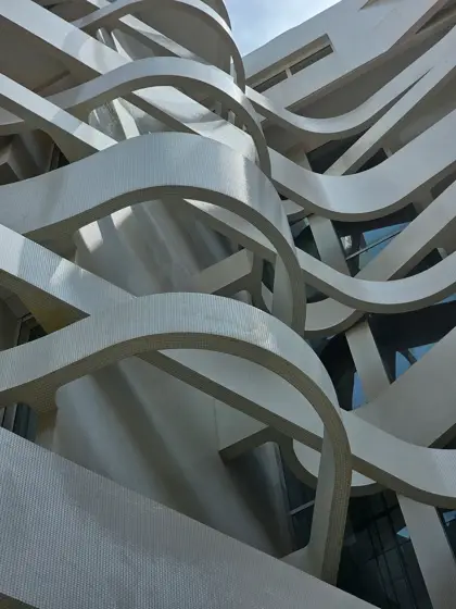 Balcones sinuosos y vacíos entre dos alas del edificio.