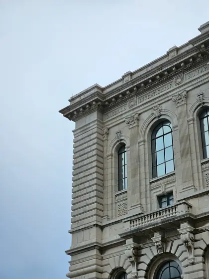 Cornisa, molduras y ventana de un edificio histórico.