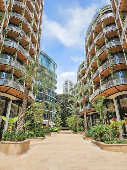 Terrazas de vivienda abriéndose hacia un jardín central.