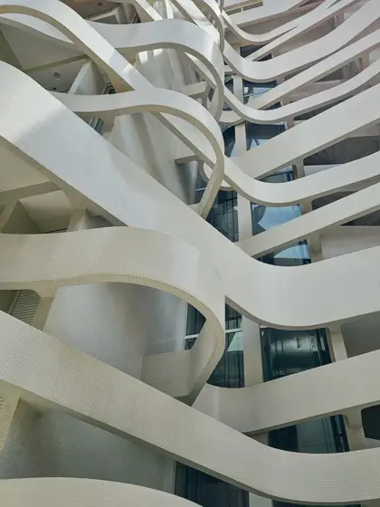 La superposición de balcones como juego de vacíos y sombras.