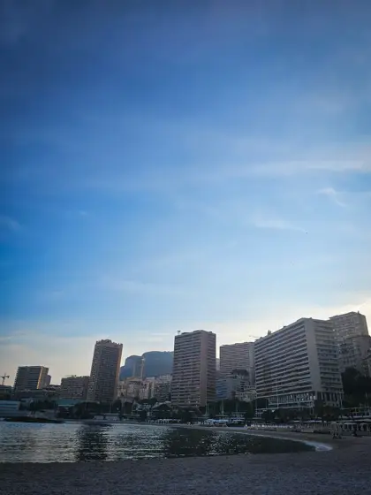 Edificios frente al agua bajo la luz del anochecer.