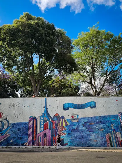 Mural urbano como plano de color frente al paisaje.