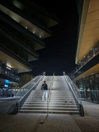 Escalera y estructura de una nave contemporánea.