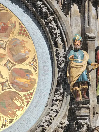 Esfera decorada y figuras escultóricas de un reloj astronómico.