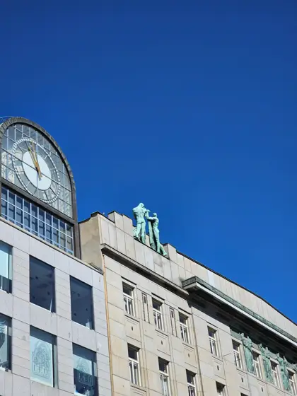 Edificio contemporáneo junto a un remate curvo histórico.