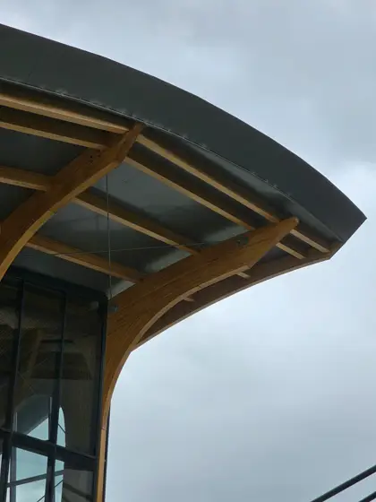 La sombra del alero como transición hacia el interior.