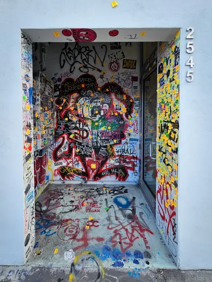 Grafitis superpuestos dentro de un vano urbano.