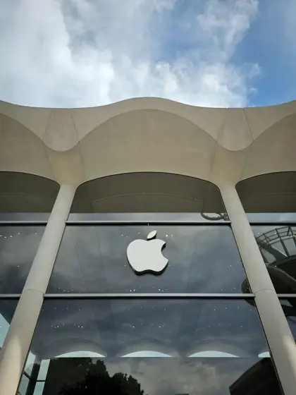 Apple Aventura: cubierta ondulada y transparencia del cerramiento.