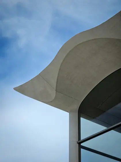 La curva del alero de Apple Aventura recortada contra el cielo.